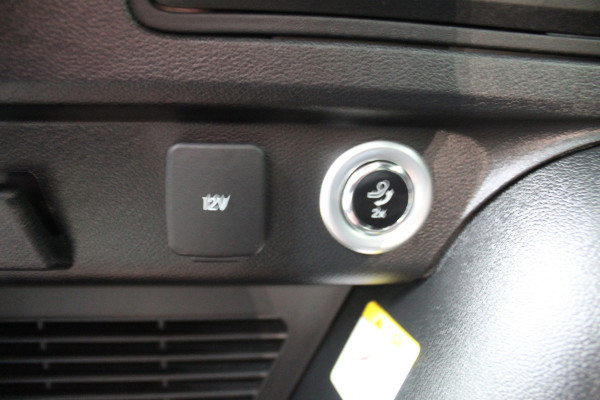 Ford Kuga 2.5-243pk PHEV ST-Line X. Van €. 54.937,- voor €. 43.735,- Trekgewicht van 2.100kg ! Elektr. panodak., elektr. trekhaak, stoel-, stuur- en voorraamverw., 360gr. Camera, HUD, AppleCarplay/Androidauto, Elektr. verstelb. comfortstoelen, LED verl.