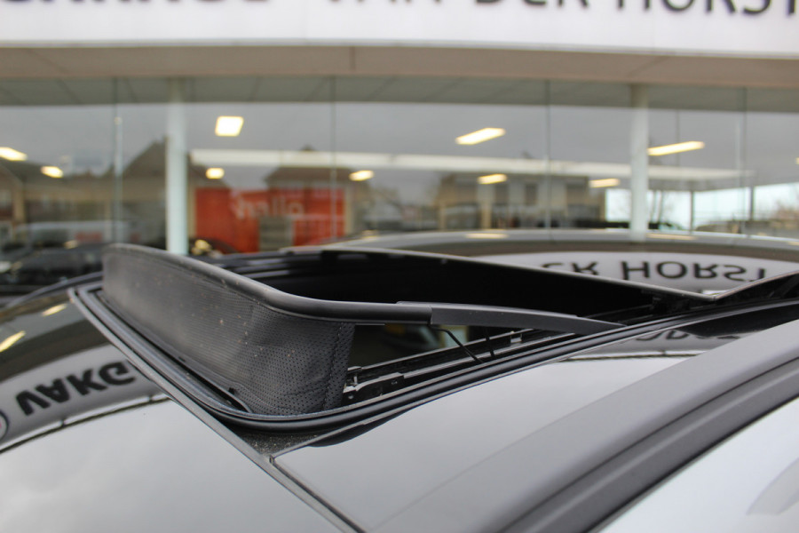 Ford Kuga 2.5-243pk PHEV ST-Line X. Van €. 54.937,- voor €. 43.735,- Trekgewicht van 2.100kg ! Elektr. panodak., elektr. trekhaak, stoel-, stuur- en voorraamverw., 360gr. Camera, HUD, AppleCarplay/Androidauto, Elektr. verstelb. comfortstoelen, LED verl.