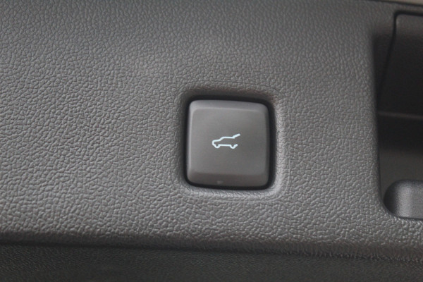 Ford Kuga 2.5-243pk PHEV ST-Line X. Van €. 54.937,- voor €. 43.735,- Trekgewicht van 2.100kg ! Elektr. panodak., elektr. trekhaak, stoel-, stuur- en voorraamverw., 360gr. Camera, HUD, AppleCarplay/Androidauto, Elektr. verstelb. comfortstoelen, LED verl.