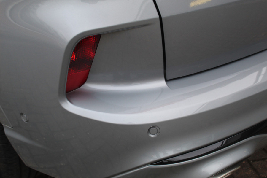 Ford Kuga 2.5-243pk PHEV ST-Line X. Van €. 54.937,- voor €. 43.735,- Trekgewicht van 2.100kg ! Elektr. panodak., elektr. trekhaak, stoel-, stuur- en voorraamverw., 360gr. Camera, HUD, AppleCarplay/Androidauto, Elektr. verstelb. comfortstoelen, LED verl.