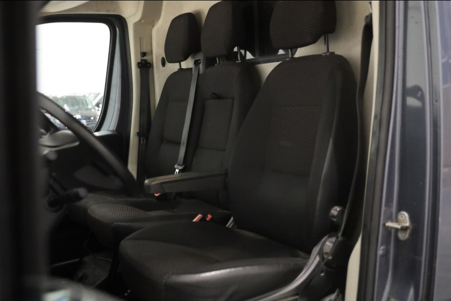 Peugeot Boxer 2.2 BlueHDi 140PK L3/H2 GRIJS CAMERA AIRCO NAVI IMPERIAAL TREKHAAK 3.5t PDC CRUISE LEASE V/A 122,- p.m. INRUIL MOG