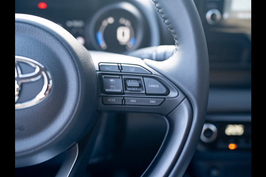 Toyota Yaris 1.5 Hybrid Business Plus | Navi | Keyless | Leder | Stoelverwarming | Prijs Rijklaar!!