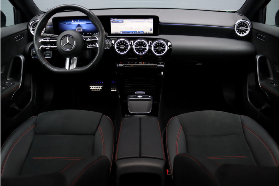 Mercedes-Benz A-Klasse 180 AMG Line Aut7 | Facelift | Panoramadak | Verwarmd Stuurwiel | Trekhaak | Camera | Keyless Go | Widescreen | Sfeerverlichting | Stoelverwarming | High Perf. LED |