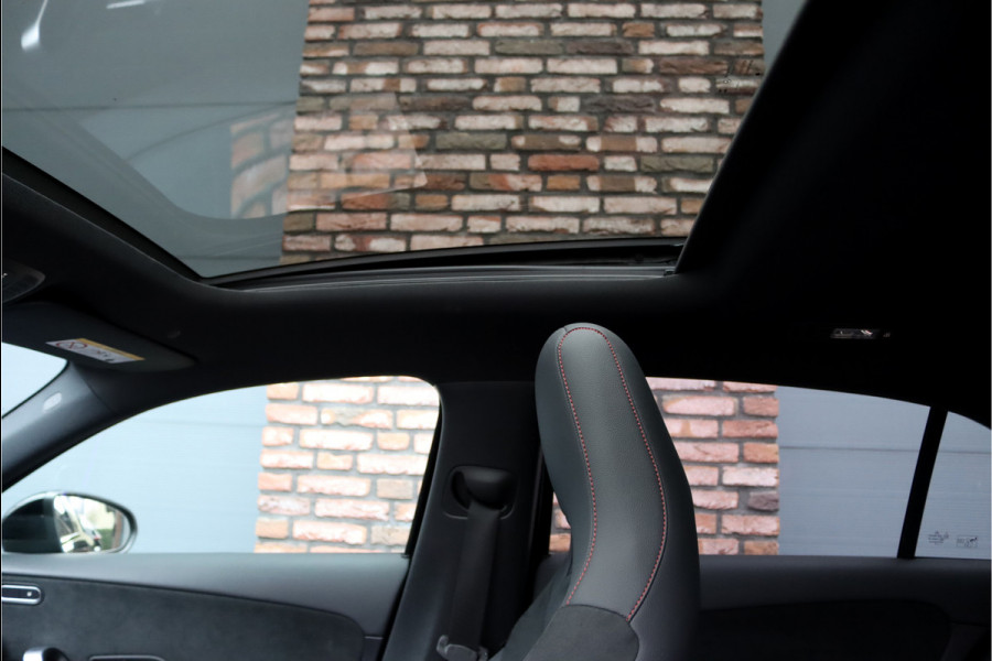 Mercedes-Benz A-Klasse 180 AMG Line Aut7 | Facelift | Panoramadak | Verwarmd Stuurwiel | Trekhaak | Camera | Keyless Go | Widescreen | Sfeerverlichting | Stoelverwarming | High Perf. LED |
