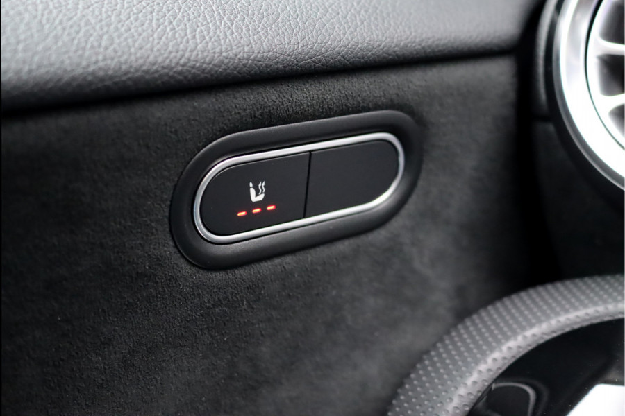 Mercedes-Benz A-Klasse 180 AMG Line Aut7 | Facelift | Panoramadak | Verwarmd Stuurwiel | Trekhaak | Camera | Keyless Go | Widescreen | Sfeerverlichting | Stoelverwarming | High Perf. LED |