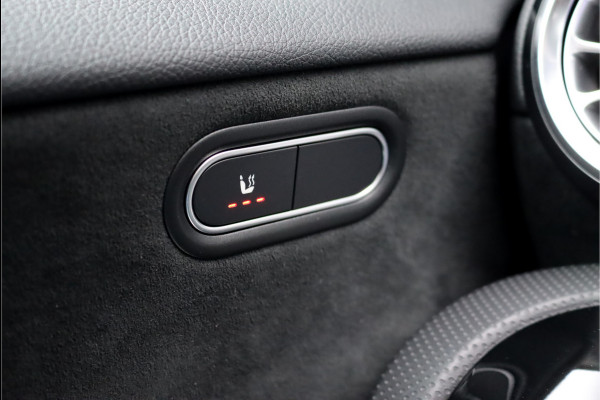 Mercedes-Benz A-Klasse 180 AMG Line Aut7 | Facelift | Panoramadak | Verwarmd Stuurwiel | Trekhaak | Camera | Keyless Go | Widescreen | Sfeerverlichting | Stoelverwarming | High Perf. LED |