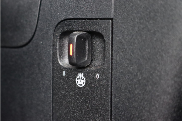 Mercedes-Benz A-Klasse 180 AMG Line Aut7 | Facelift | Panoramadak | Verwarmd Stuurwiel | Trekhaak | Camera | Keyless Go | Widescreen | Sfeerverlichting | Stoelverwarming | High Perf. LED |