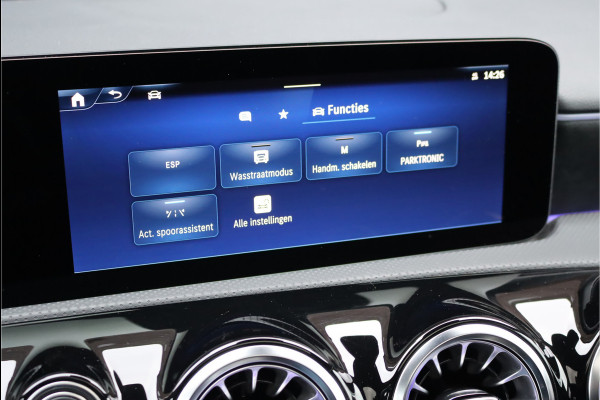 Mercedes-Benz A-Klasse 180 AMG Line Aut7 | Facelift | Panoramadak | Verwarmd Stuurwiel | Trekhaak | Camera | Keyless Go | Widescreen | Sfeerverlichting | Stoelverwarming | High Perf. LED |