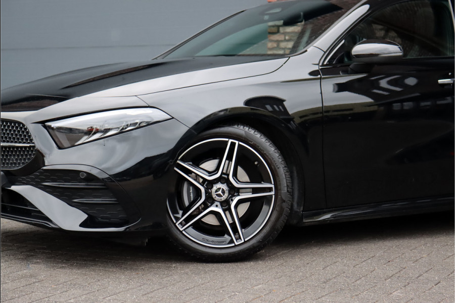Mercedes-Benz A-Klasse 180 AMG Line Aut7 | Facelift | Panoramadak | Verwarmd Stuurwiel | Trekhaak | Camera | Keyless Go | Widescreen | Sfeerverlichting | Stoelverwarming | High Perf. LED |
