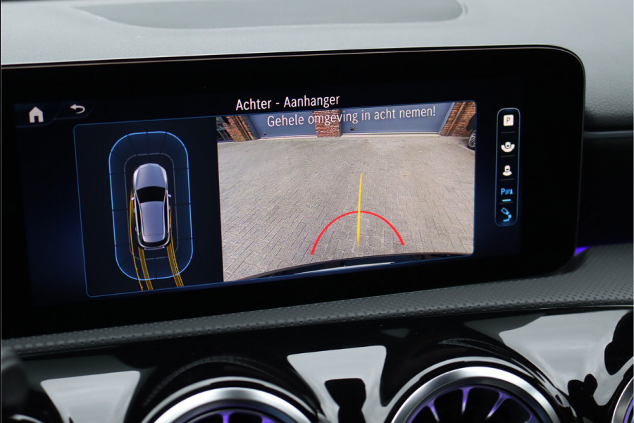 Mercedes-Benz A-Klasse 180 AMG Line Aut7 | Facelift | Panoramadak | Verwarmd Stuurwiel | Trekhaak | Camera | Keyless Go | Widescreen | Sfeerverlichting | Stoelverwarming | High Perf. LED |
