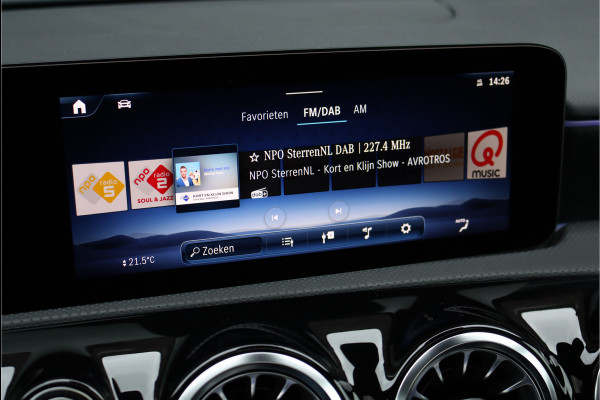 Mercedes-Benz A-Klasse 180 AMG Line Aut7 | Facelift | Panoramadak | Verwarmd Stuurwiel | Trekhaak | Camera | Keyless Go | Widescreen | Sfeerverlichting | Stoelverwarming | High Perf. LED |