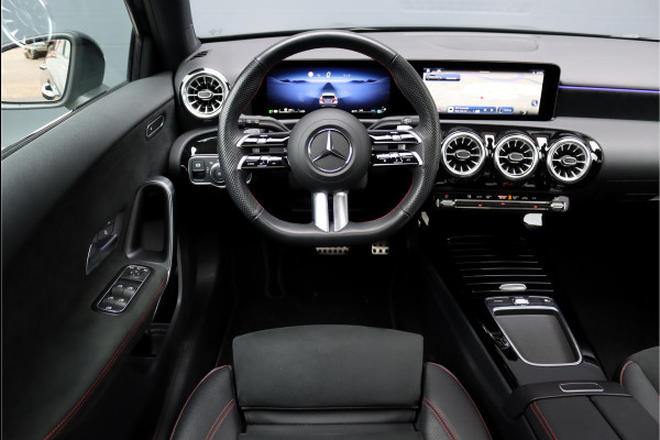 Mercedes-Benz A-Klasse 180 AMG Line Aut7 | Facelift | Panoramadak | Verwarmd Stuurwiel | Trekhaak | Camera | Keyless Go | Widescreen | Sfeerverlichting | Stoelverwarming | High Perf. LED |