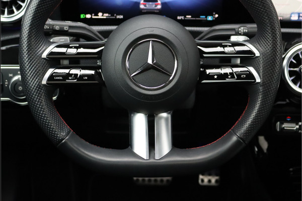 Mercedes-Benz A-Klasse 180 AMG Line Aut7 | Facelift | Panoramadak | Verwarmd Stuurwiel | Trekhaak | Camera | Keyless Go | Widescreen | Sfeerverlichting | Stoelverwarming | High Perf. LED |