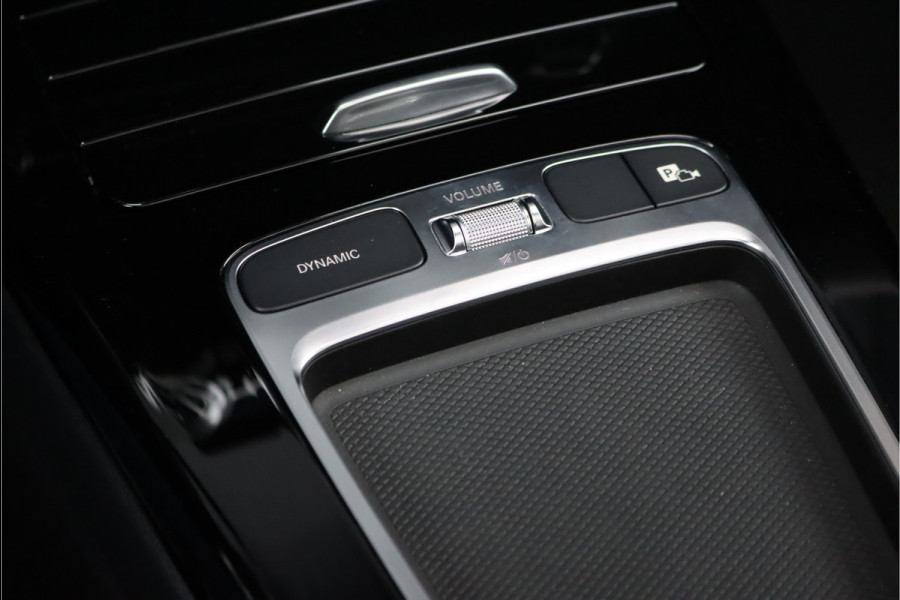 Mercedes-Benz A-Klasse 180 AMG Line Aut7 | Facelift | Panoramadak | Verwarmd Stuurwiel | Trekhaak | Camera | Keyless Go | Widescreen | Sfeerverlichting | Stoelverwarming | High Perf. LED |