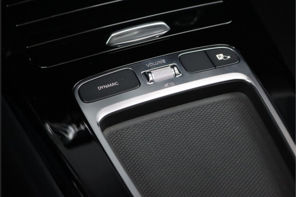 Mercedes-Benz A-Klasse 180 AMG Line Aut7 | Facelift | Panoramadak | Verwarmd Stuurwiel | Trekhaak | Camera | Keyless Go | Widescreen | Sfeerverlichting | Stoelverwarming | High Perf. LED |