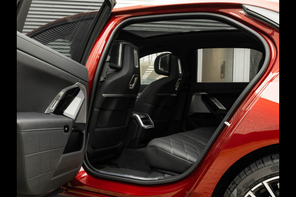 BMW i7 eDrive50 - M-Sport Pro - Skylounge - Stoelventilatie + Massage V+A - Individual Leder