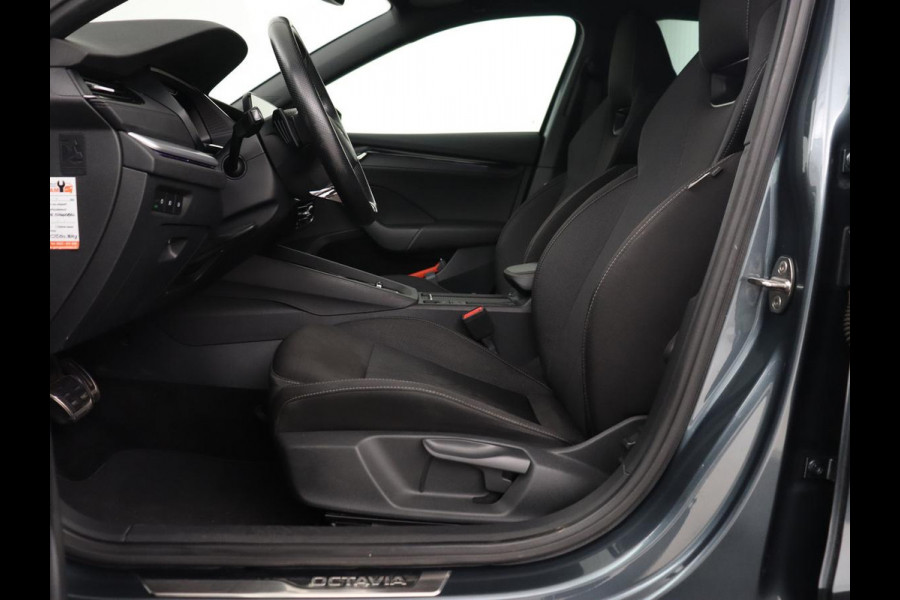 Škoda Octavia 1.0 e-TSI Sport | Trekhaak | Carplay | Navigatie | Sportstoelen | Full LED | 18'' | Parkeerhulp | Sfeerverlichting | Cruise control | Climate control | Bluetooth