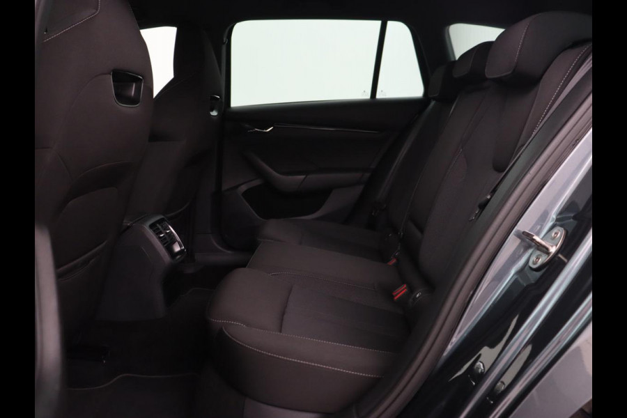 Škoda Octavia 1.0 e-TSI Sport | Trekhaak | Carplay | Navigatie | Sportstoelen | Full LED | 18'' | Parkeerhulp | Sfeerverlichting | Cruise control | Climate control | Bluetooth