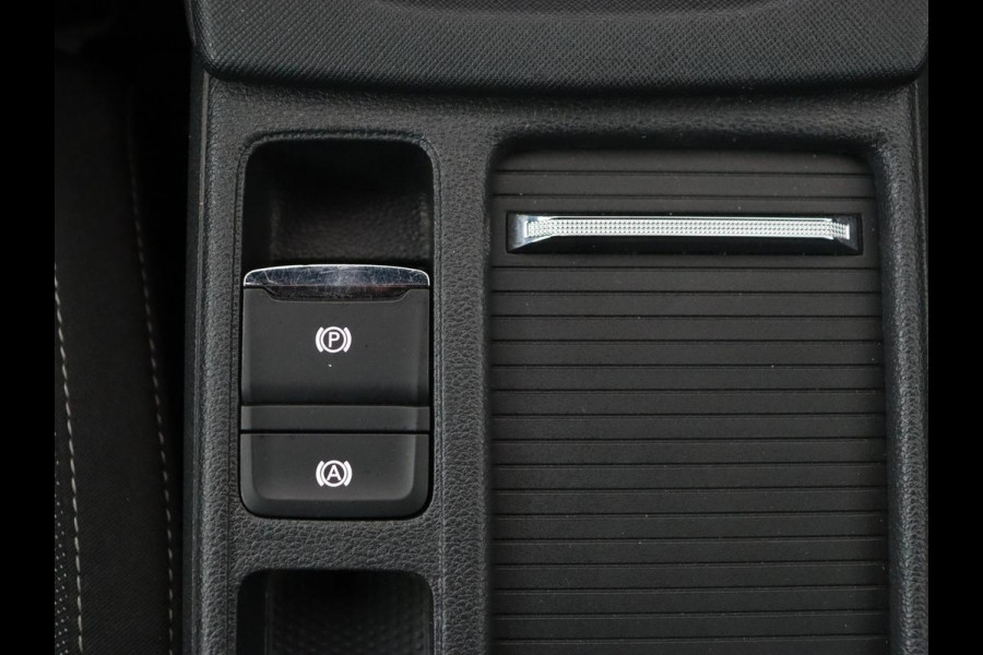 Škoda Octavia 1.0 e-TSI Sport | Trekhaak | Carplay | Navigatie | Sportstoelen | Full LED | 18'' | Parkeerhulp | Sfeerverlichting | Cruise control | Climate control | Bluetooth