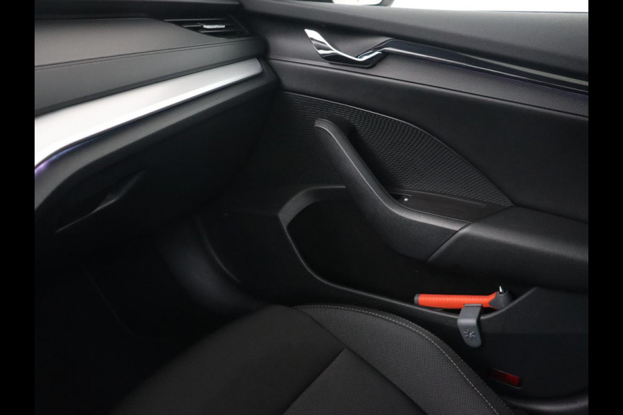 Škoda Octavia 1.0 e-TSI Sport | Trekhaak | Carplay | Navigatie | Sportstoelen | Full LED | 18'' | Parkeerhulp | Sfeerverlichting | Cruise control | Climate control | Bluetooth