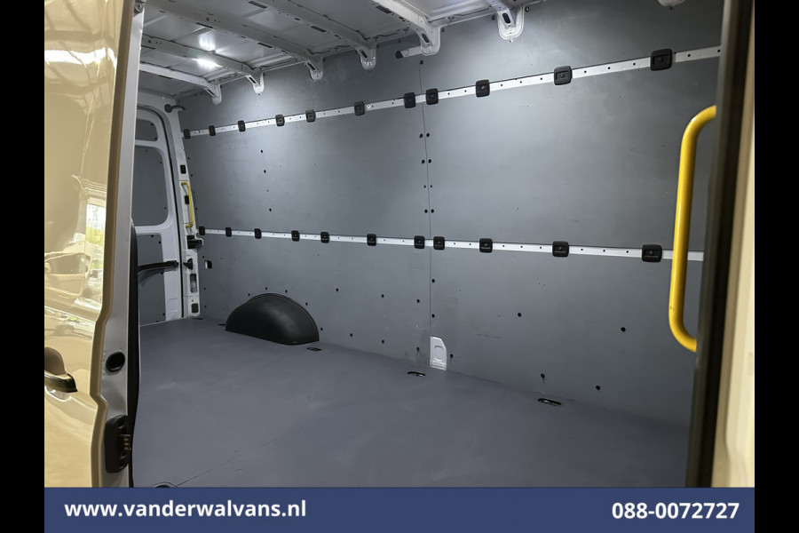 Volkswagen Crafter 2.0 TDI 140pk L4H3 L3H2 Euro6 Airco | 3000kg trekhaak | Cruisecontrol | Parkeersensoren Bijrijdersbank