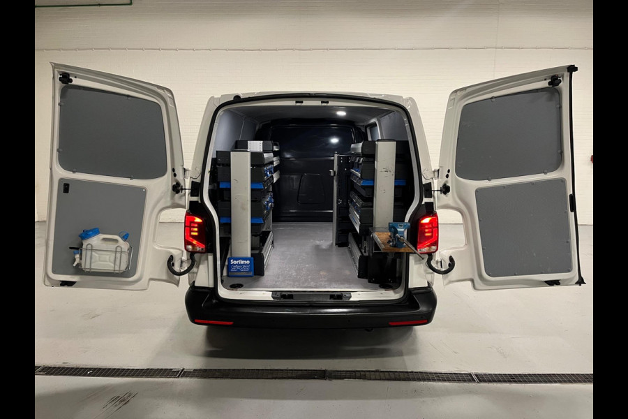 Volkswagen Transporter Automaat Servicewagen 2.0 TDI 150pk L2H1 3Persoons, Sortimo Inrichting, Airco, Navigatie, RIJKLAARPRIJS!