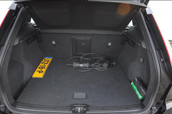 Volvo XC40 T4 211PK Automaat Plug-in hybrid Core Bright / Trekhaak / All seasonbanden / Apple carplay / Parkeersensoren met camera / Stoel - en stuurwielverwarming / Elektrische achterklep / Keyless entry