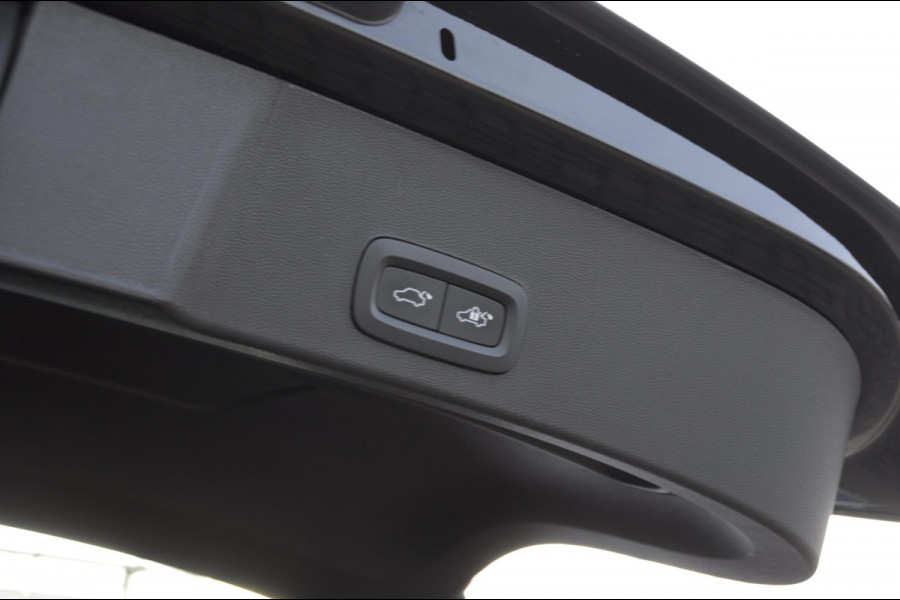 Volvo XC40 T4 211PK Automaat Plug-in hybrid Core Bright / Trekhaak / All seasonbanden / Apple carplay / Parkeersensoren met camera / Stoel - en stuurwielverwarming / Elektrische achterklep / Keyless entry