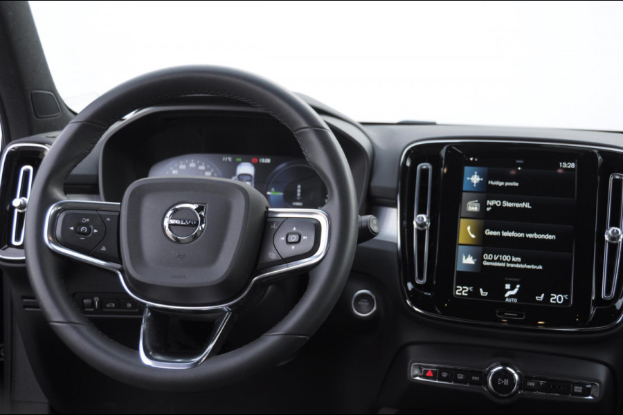 Volvo XC40 T4 211PK Automaat Plug-in hybrid Core Bright / Trekhaak / All seasonbanden / Apple carplay / Parkeersensoren met camera / Stoel - en stuurwielverwarming / Elektrische achterklep / Keyless entry