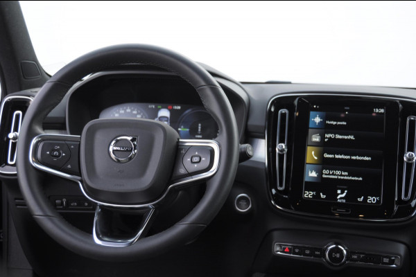Volvo XC40 T4 211PK Automaat Plug-in hybrid Core Bright / Trekhaak / All seasonbanden / Apple carplay / Parkeersensoren met camera / Stoel - en stuurwielverwarming / Elektrische achterklep / Keyless entry