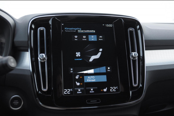 Volvo XC40 T4 211PK Automaat Plug-in hybrid Core Bright / Trekhaak / All seasonbanden / Apple carplay / Parkeersensoren met camera / Stoel - en stuurwielverwarming / Elektrische achterklep / Keyless entry