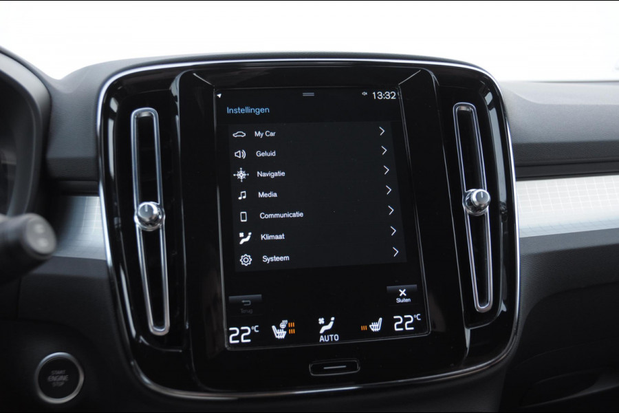 Volvo XC40 T4 211PK Automaat Plug-in hybrid Core Bright / Trekhaak / All seasonbanden / Apple carplay / Parkeersensoren met camera / Stoel - en stuurwielverwarming / Elektrische achterklep / Keyless entry