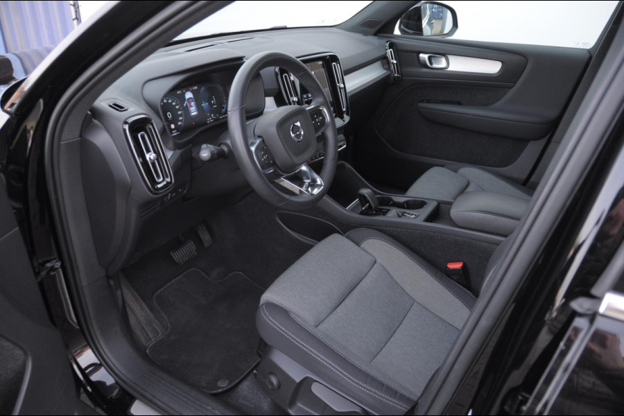 Volvo XC40 T4 211PK Automaat Plug-in hybrid Core Bright / Trekhaak / All seasonbanden / Apple carplay / Parkeersensoren met camera / Stoel - en stuurwielverwarming / Elektrische achterklep / Keyless entry