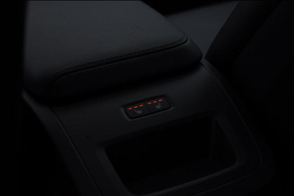 Volvo XC60 T8 455PK Automaat AWD Plus Dark / Adaptieve koplampen / Luchtvering /Adaptieve cruise control / Panoramadak / Apple carplay / Parkeersensoren met 360 camera / Elektrische achterklep / Elektrische stoelen met geheugen / Stoel en stuurwielverwarming