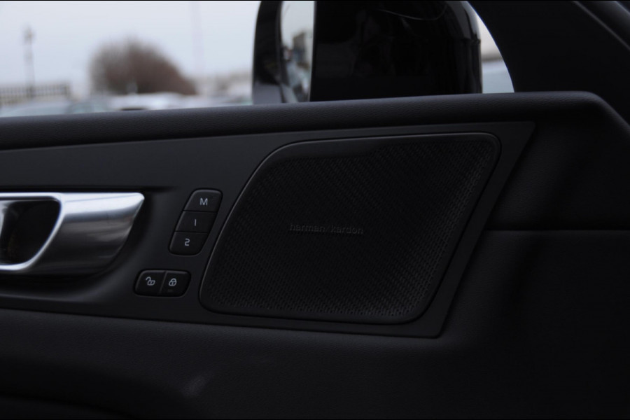Volvo XC60 T8 455PK Automaat AWD Plus Dark / Adaptieve koplampen / Luchtvering /Adaptieve cruise control / Panoramadak / Apple carplay / Parkeersensoren met 360 camera / Elektrische achterklep / Elektrische stoelen met geheugen / Stoel en stuurwielverwarming