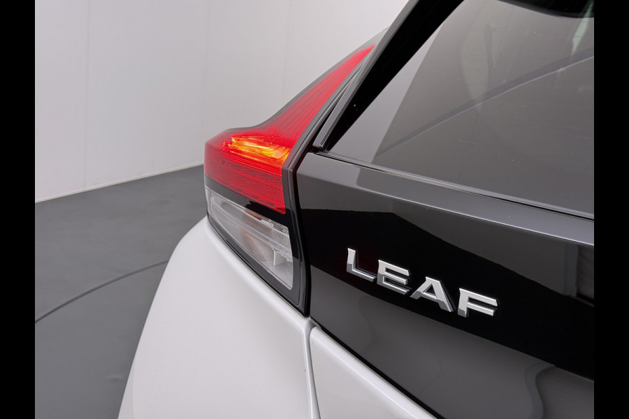 Nissan Leaf Tekna 40kWh Leer Bose®-Hifi Apple Carplay Android Auto Adap.Cruise 360°Camera Navi Ecc Stoel+Stuurverwarming Keyless DAB Dodehoek detector Rijstrooksensor Uitparkeer waarschuwing Verkeersbord detectie Bluetooth Privacy Glas Lmv 17" SOH 87.7% Origineel Nederlandse Auto incl. onderhoudshistorie