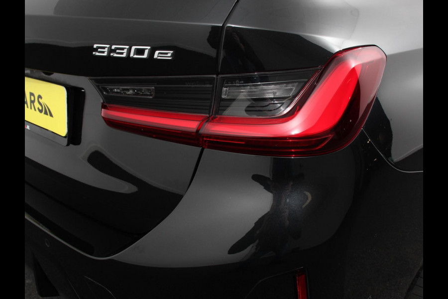 BMW 3 Serie Touring 330e Touring M Sport PHEV | DEMO ! | Navigatie | Climate Control | Lichtmetalen velgen | LED | Virtual Cockpit | Parkeersensoren Voor en Achter | Achteruitrijcamera | Apple carplay/ Android auto | Stoelverwarming | Stuur verwarming | Elektrische achterklep Prijs Incl. BOVAG Garantie