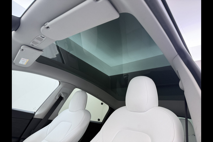 Tesla Model Y Long Range AWD 514pk SOH 85% Warmtepomp 20" Lmv Ivoor Leer Panoramadak Matrix-LED Autopilot Elektr.Stuur+Stoel+Verwarmd Navi Ecc Camera's Elektr.AchterKlep Parkeer Assistent Sentry-Mode Privacyglas Bluetooth Dodehoek detector Connected services Origineel Nederlandse Auto Batterij en Motorgarantie tot 23-12-2029/192.000km