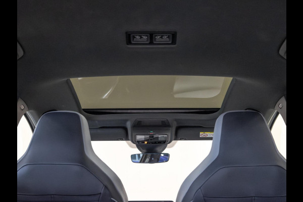 Volkswagen Golf 1.5 eTSI R-Line / 150pk / Panorama dak / Harman Kardon / Stoel en stuurverwarming /