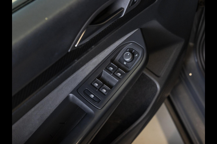 Volkswagen Golf 1.5 eTSI R-Line / 150pk / Panorama dak / Harman Kardon / Stoel en stuurverwarming /