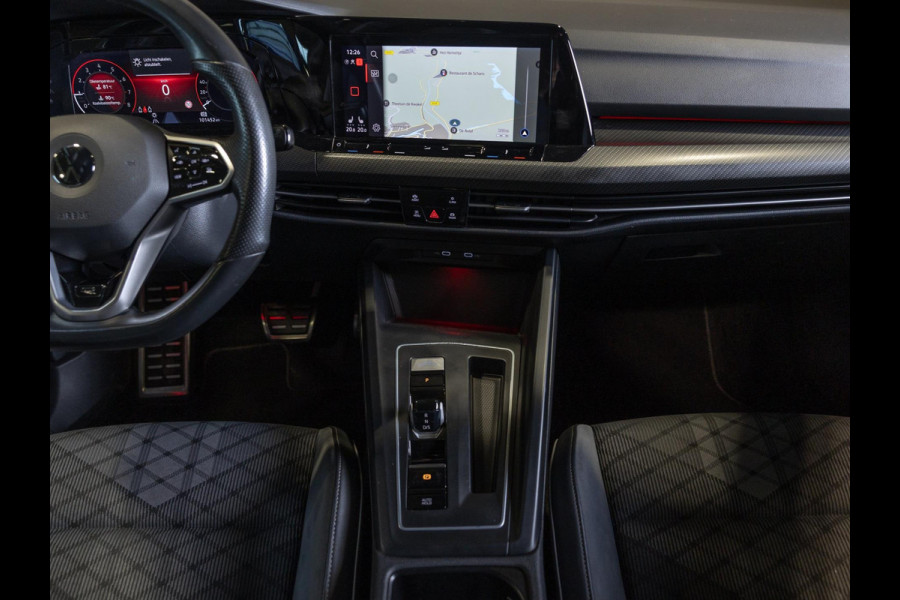 Volkswagen Golf 1.5 eTSI R-Line / 150pk / Panorama dak / Harman Kardon / Stoel en stuurverwarming /