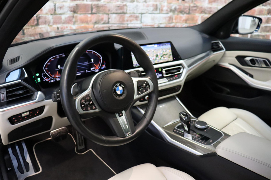BMW 3 Serie Touring 330i High Executive M Sport Pakket Automaat / Live Cockpit Professional / Panoramadak / Driving Assistant Professional / M Sport Differentieel / Nappa Leder / Extra Getint Glas / 19 Inch / Harman Kardon / M Sport Remsysteem / Achteruitrijcamera / Stoelverwarming / Head-Up Display