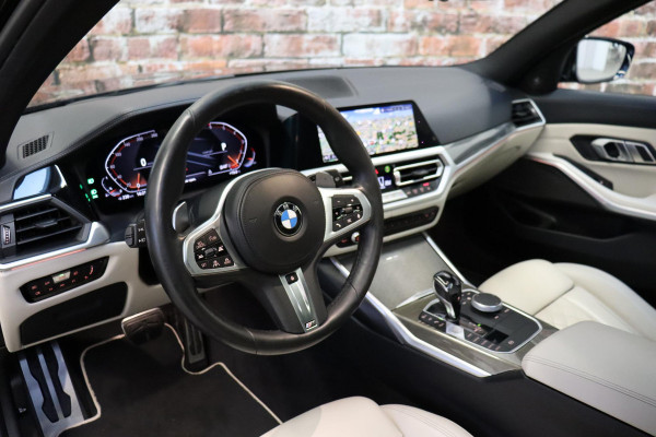 BMW 3 Serie Touring 330i High Executive M Sport Pakket Automaat / Live Cockpit Professional / Panoramadak / Driving Assistant Professional / M Sport Differentieel / Nappa Leder / Extra Getint Glas / 19 Inch / Harman Kardon / M Sport Remsysteem / Achteruitrijcamera / Stoelverwarming / Head-Up Display
