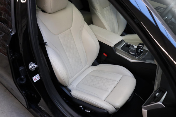 BMW 3 Serie Touring 330i High Executive M Sport Pakket Automaat / Live Cockpit Professional / Panoramadak / Driving Assistant Professional / M Sport Differentieel / Nappa Leder / Extra Getint Glas / 19 Inch / Harman Kardon / M Sport Remsysteem / Achteruitrijcamera / Stoelverwarming / Head-Up Display