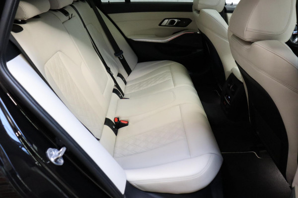 BMW 3 Serie Touring 330i High Executive M Sport Pakket Automaat / Live Cockpit Professional / Panoramadak / Driving Assistant Professional / M Sport Differentieel / Nappa Leder / Extra Getint Glas / 19 Inch / Harman Kardon / M Sport Remsysteem / Achteruitrijcamera / Stoelverwarming / Head-Up Display