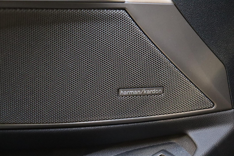 BMW 3 Serie Touring 330i High Executive M Sport Pakket Automaat / Live Cockpit Professional / Panoramadak / Driving Assistant Professional / M Sport Differentieel / Nappa Leder / Extra Getint Glas / 19 Inch / Harman Kardon / M Sport Remsysteem / Achteruitrijcamera / Stoelverwarming / Head-Up Display