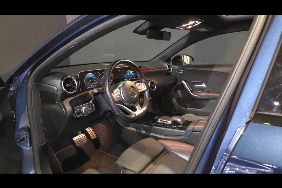 Mercedes-Benz A-Klasse 180 AMG Line | Panorama | Camera | Carplay