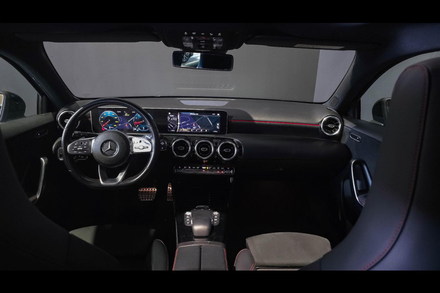 Mercedes-Benz A-Klasse 180 AMG Line | Panorama | Camera | Carplay