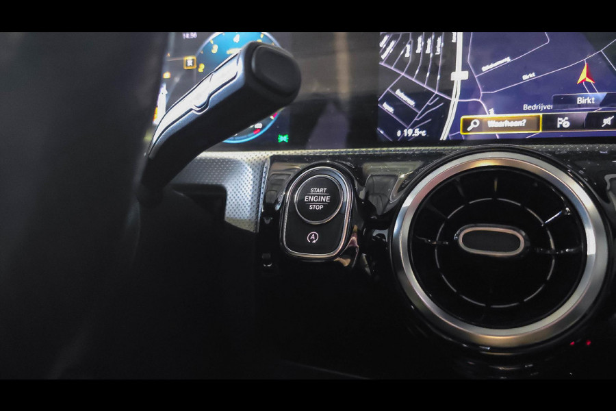 Mercedes-Benz A-Klasse 180 AMG Line | Panorama | Camera | Carplay