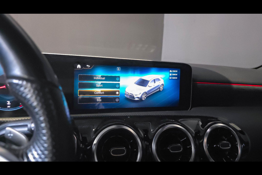 Mercedes-Benz A-Klasse 180 AMG Line | Panorama | Camera | Carplay